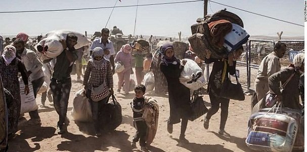 Refugiados curdos sírios entram na Turquia