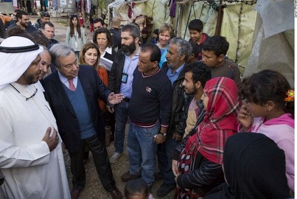 O Alto Comissariado para os Refugiados, António Guterres e o Enviado Humanitário do Kuwait, Abdullah Al-Matouq (à esquerda), visitam um assentamento informal de refugiados sírios perto de Ghaziye, no Sul do Líbano.